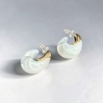Beyaz renk gold detaylı kadın küpe