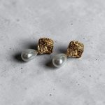 gold detaylı inci küpe